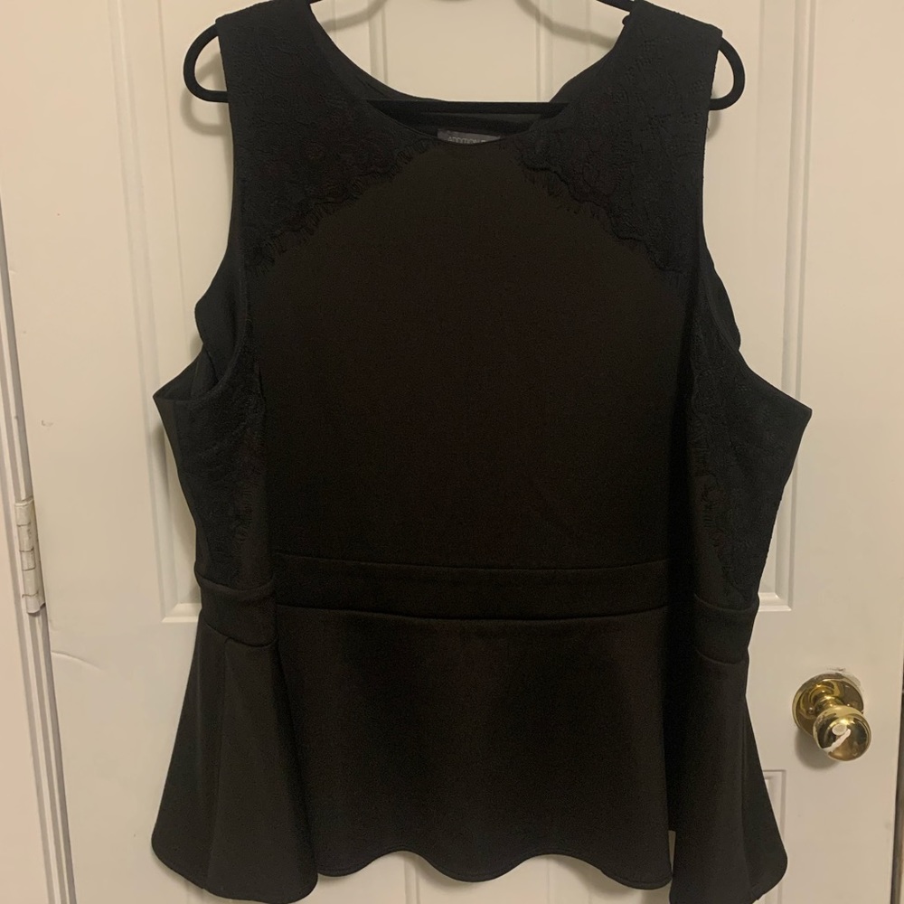 Black Peplum Top w/ Lace Appliqué 4X Additionelle - Picture 4 of 9